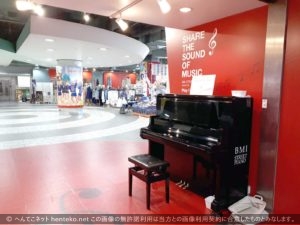 関内駅マリナード地下街の自由に弾けるストリートピアノ